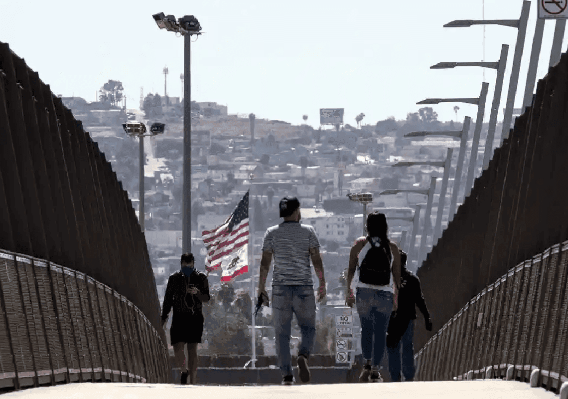 גווין ניוסום בביקורת נדירה על ממשל ביידן: 'קליפורניה עומדת להישבר תחת זרם המהגרים'