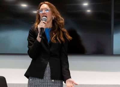 מועמדת דמוקרטית שקראה לכלוא "ציונים" קרובה לקונגרס האמריקאי — וייתכן שדווקא שנאת היהודים שלה עזרה לה להגיע לשם