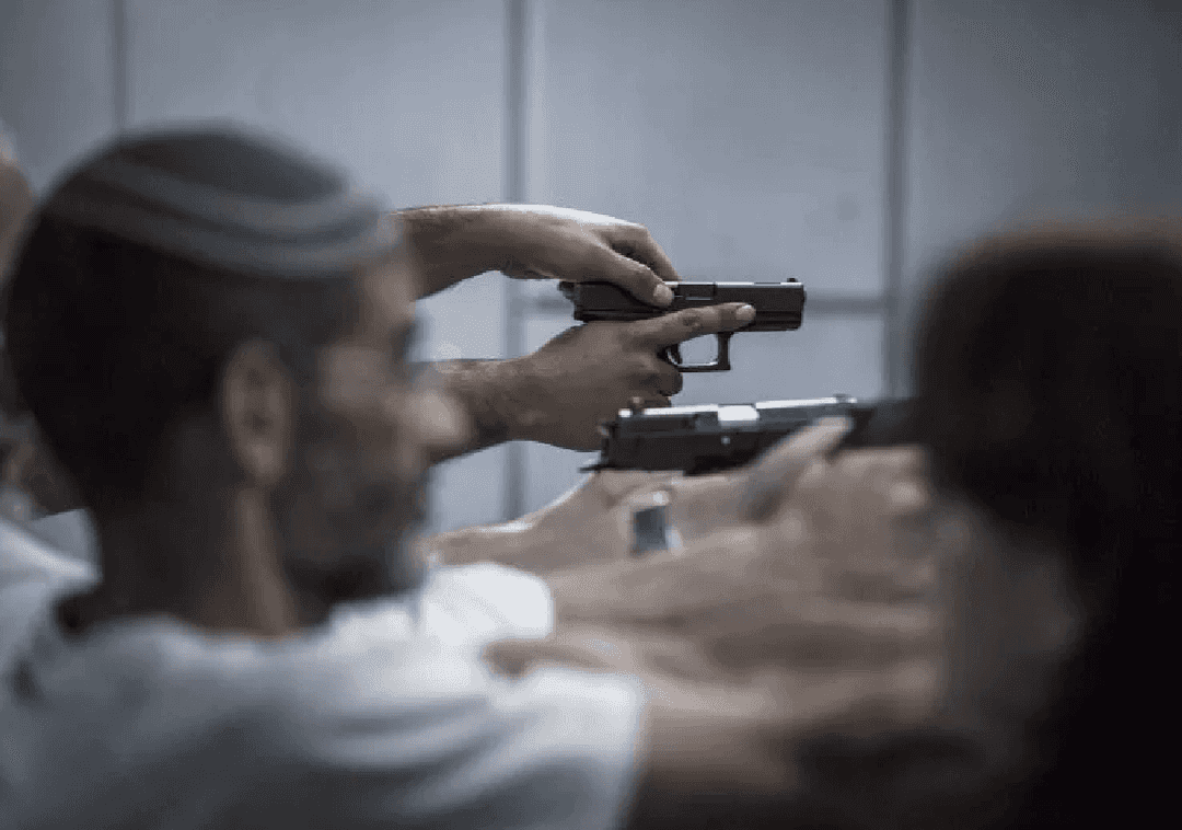 חוקי הוצאת הנשק בקליפורניה הם המגבילים ביותר בארה"ב: אלו הקריטריונים שאם תעמדו בהם - תוכלו להתחמש