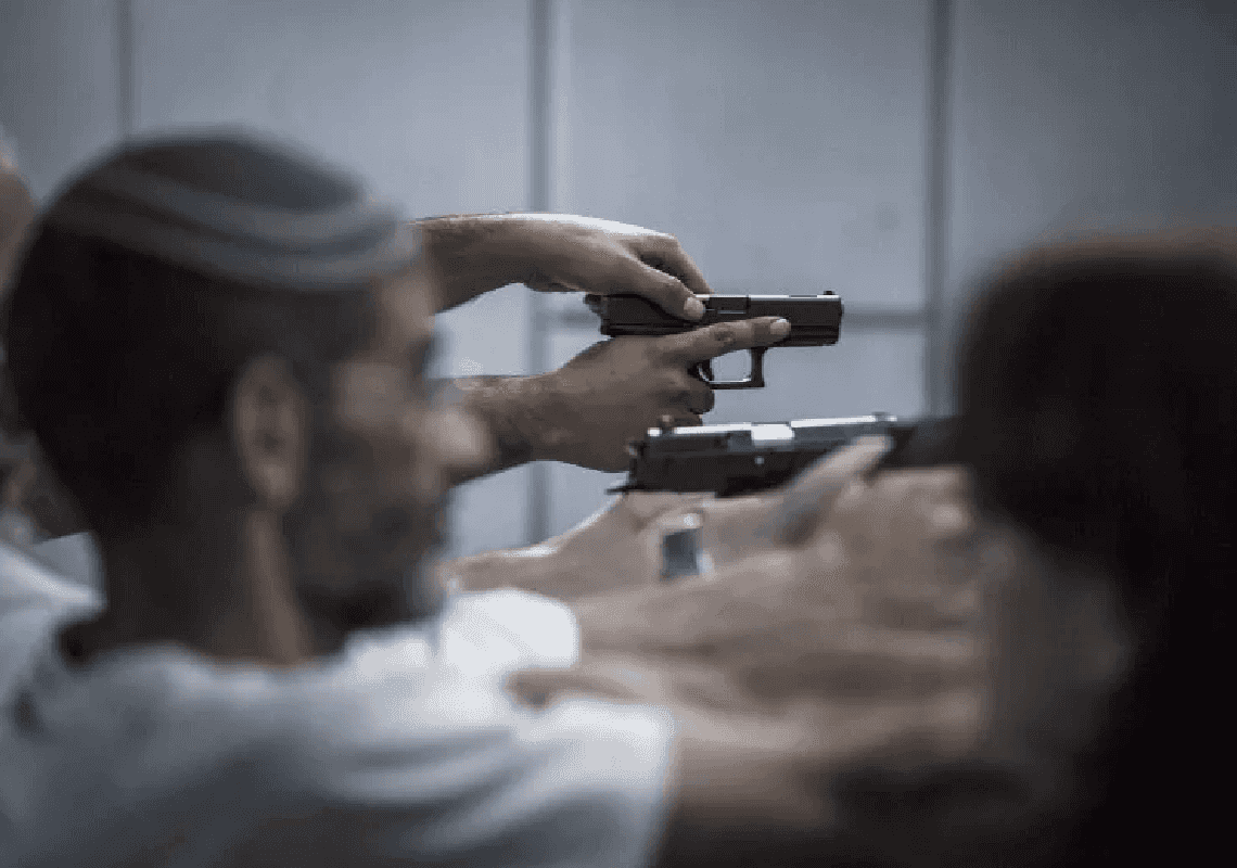 חוקי הוצאת הנשק בקליפורניה הם המגבילים ביותר בארה"ב: אלו הקריטריונים שאם תעמדו בהם - תוכלו להתחמש