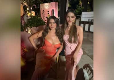 סופיה ורגרה ואחותה סנדרה בתמונה משפחתית מפתיעה ממיאמי