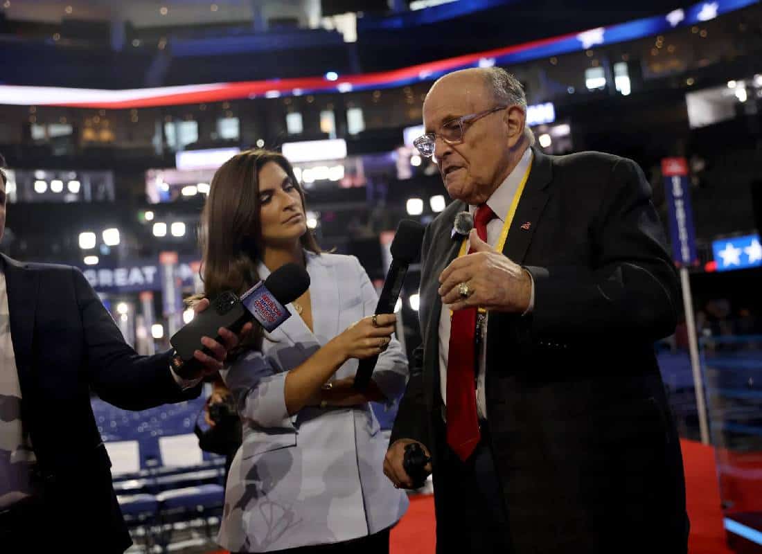 שופט מורה לג'וליאני להחרים נכסים בשווי מיליונים לטובת עובדות הבחירות שהוציא את דיבתן