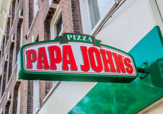 Papa John’s זכתה להשקעה של 200 מיליון דולר, בתמורה להחלשת מייסד הרשת