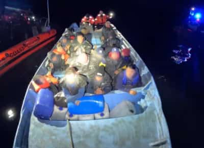 פלישת החופים: מהגרים בלתי חוקיים עדיין מציפים את ארה"ב דרך הים במספרי שיא