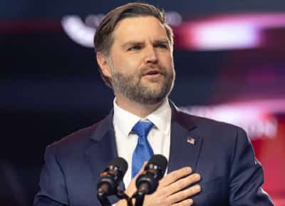 ואנס מסרב להציב קו אדום: נאום בפיניקס חושף קרע עמוק בימין האמריקאי סביב אנטישמיות