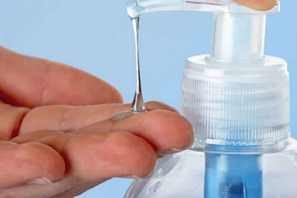 נוזל חיטוי או סבון? מסתבר שאחד מהם יכול לצמצם את ימי המחלה של הילדים שלכם