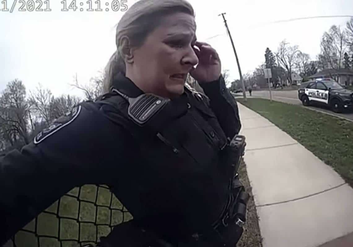 בדרך לכלא: השוטרת שירתה למוות בצעיר שחור הורשעה בהריגה