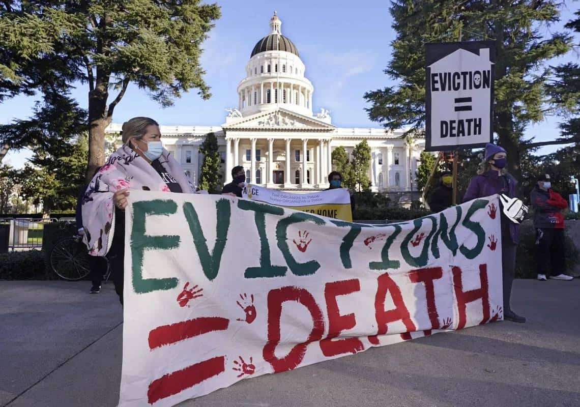 השוכרים שמחים, בעלי הנכסים מודאגים: קליפורניה האריכה את האיסור על פינוי דיירים