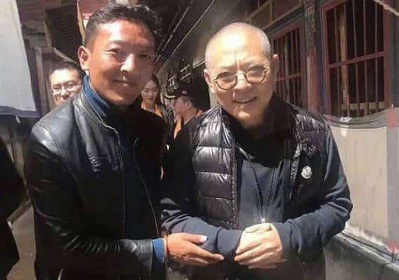 שוקינג: כוכב סרטי אמנויות הלחימה, ג'ט לי, הצטלם עם מעריץ ונראה קשיש וחלש מאי פעם 