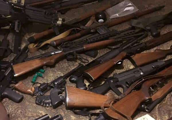 רובים, אקדחים ומשגר טילים: מצבור כלי נשק נמצא בבית בלוס אנג'לס