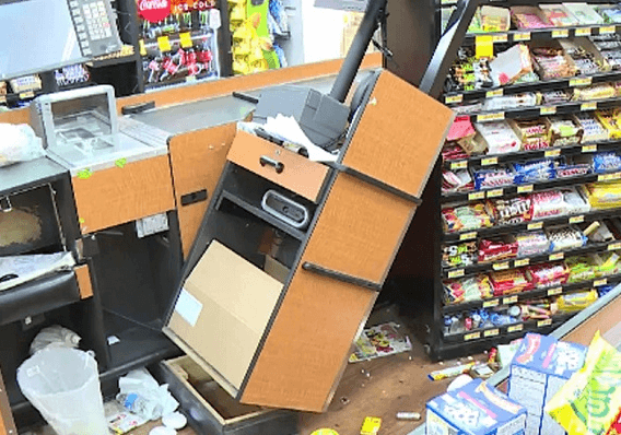 לוס אנג'לס: מצוד אחר נהג פגע-וברח שהתנגש בצרכנייה