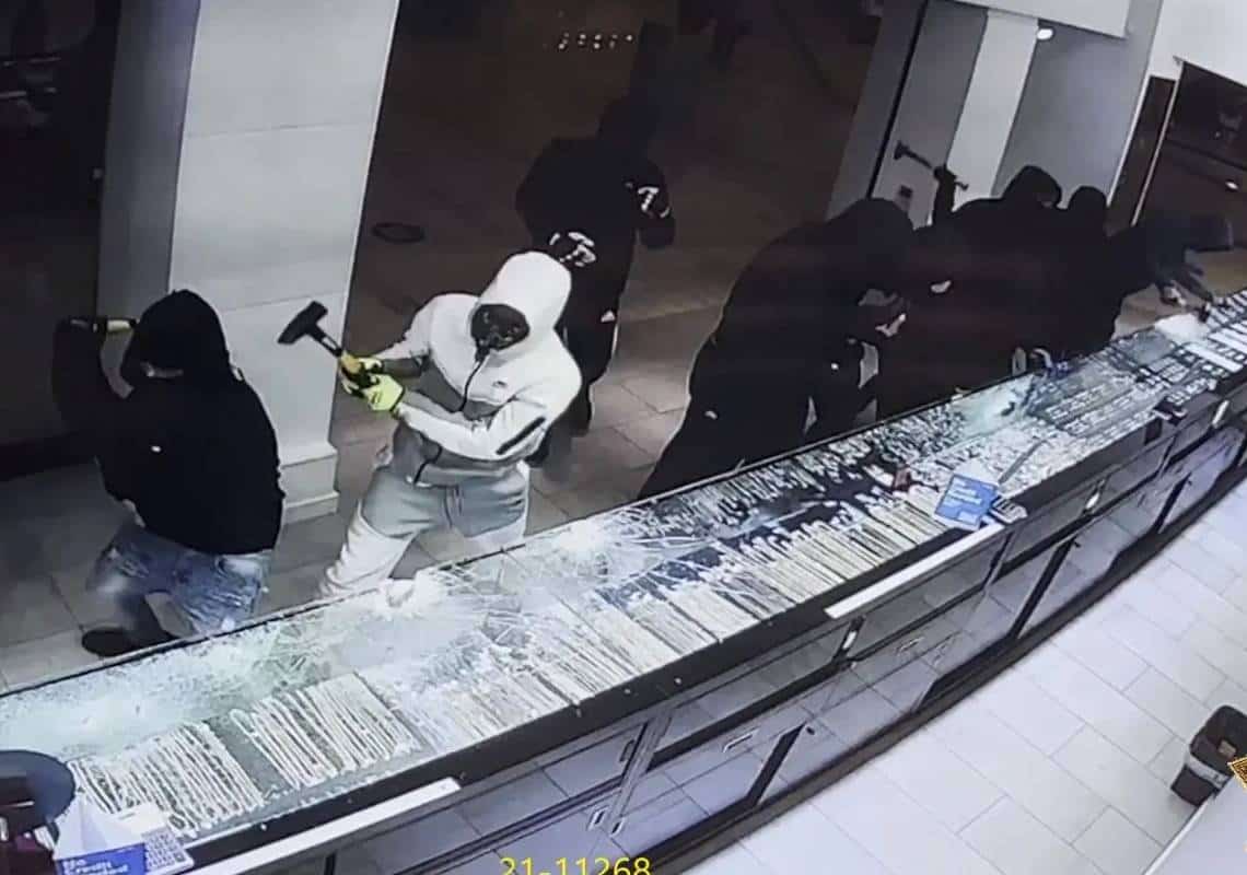 צפו בתיעוד: כך נשדדה חנות תכשיטים בצפון קליפורניה