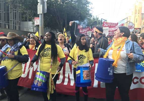 מאות מפגינים בעד איכות הסביבה חסמו רחובות בסן פרנסיסקו