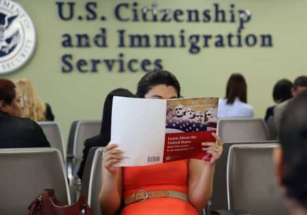 מכשול נוסף בדרך להשגת דרכון אמריקאי: מבחן האזרחות החדש נכנס לתוקף
