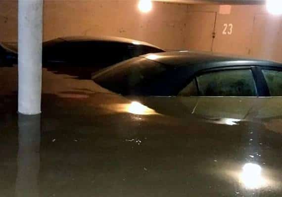 לוס אנג'לס: צינור מים התפוצץ בוואן נייס, נזק כבד למכוניות