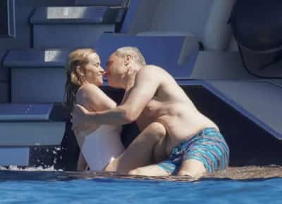 ריס ווית'רספון בת ה49 לוהטת עם חבר בן 57: לא יכולה לשמור את הידיים לעצמה