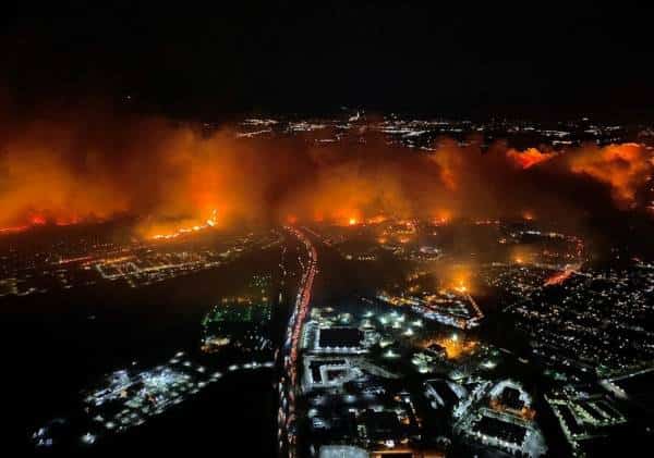 אלפי בתים בוואלי לוס אנג'לס פונו בשל שריפת יער קטלנית