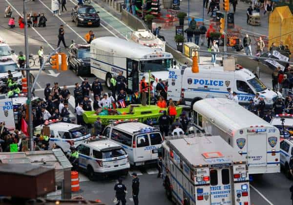 אזור טיימס סקוור נחסם ע"י מפגינים למען איכות הסביבה