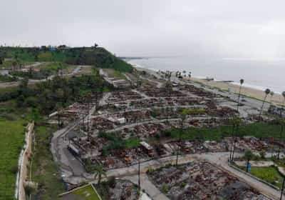 שנה אחרי השריפות: שכונת היוקרה של לוס אנג’לס מתקשה לחזור לחיים