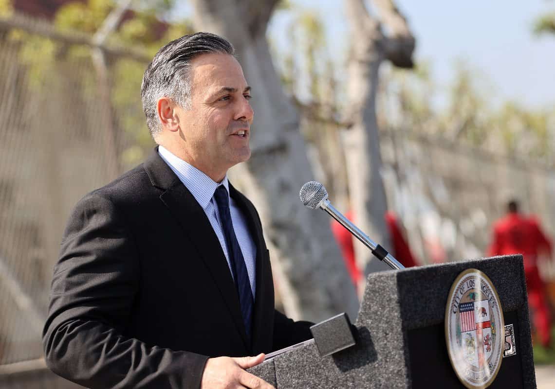 פחות מחודש לבחירות המקדימות: פרישה מפתיעה מהמירוץ לראשות עיריית לוס אנג'לס