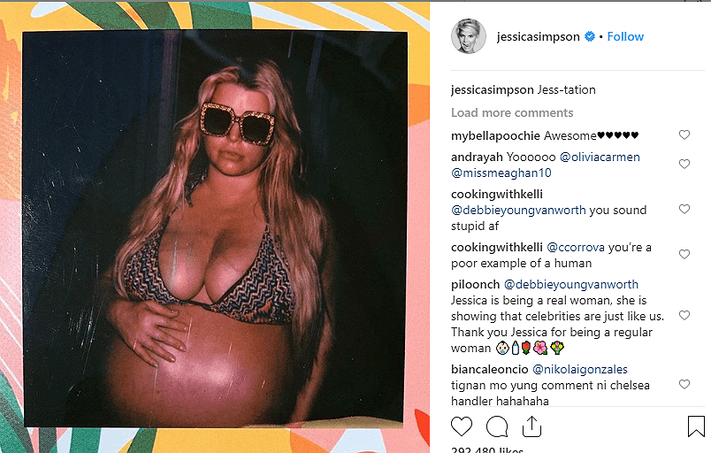 אחרי ששברה את האסלה והתהלכה בקושי על רגליים נפוחות: ג'סיקה סימפסון ילדה בפעם השלישית 