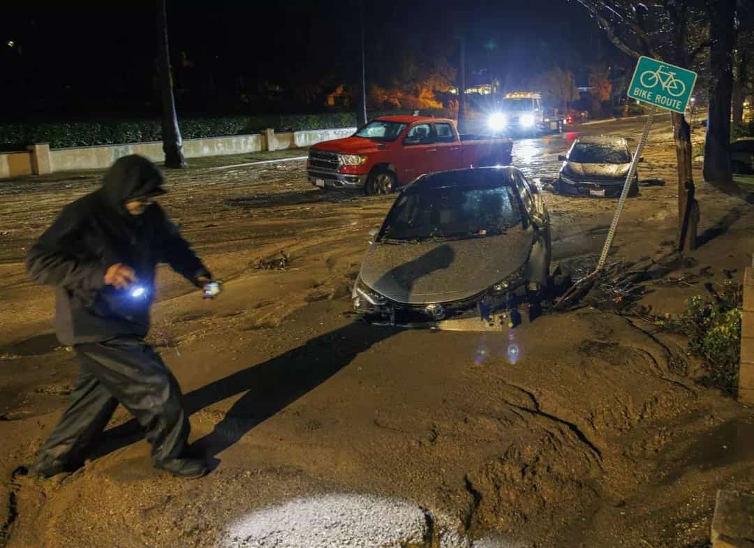 סופת גשמים אדירה מכה בקליפורניה: שיטפונות ומפולות בוץ סוחפים רכבים לים