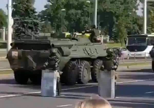 היסטוריה: לוקשנקו נתן פקודה וטנקים התגלגלו ברחובות מינסק