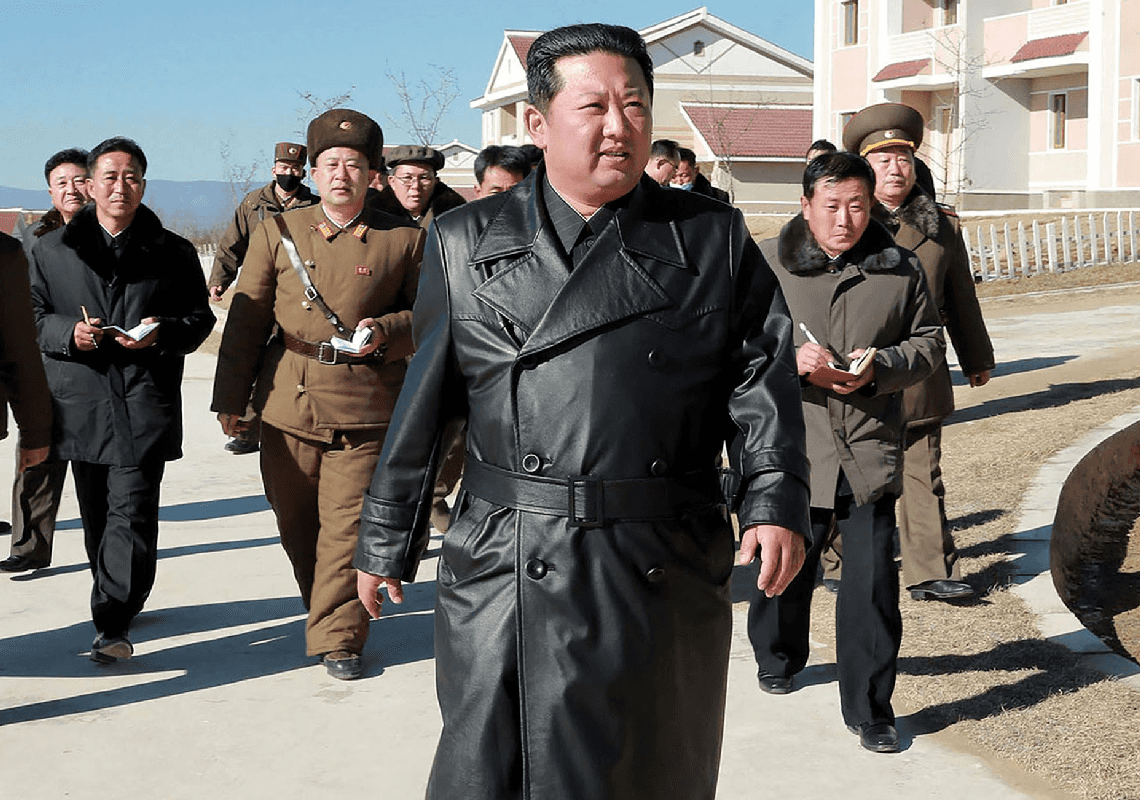 משטרת האופנה: קוריאה הצפונית אוסרת על התושבים להתלבש כמו קים 
