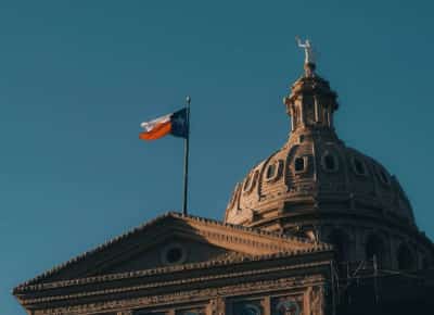 הבריחה הגדולה: חברי פרלמנט דמוקרטים מטקסס בורחים מהמדינה כדי לסכל את תוכנית טראמפ