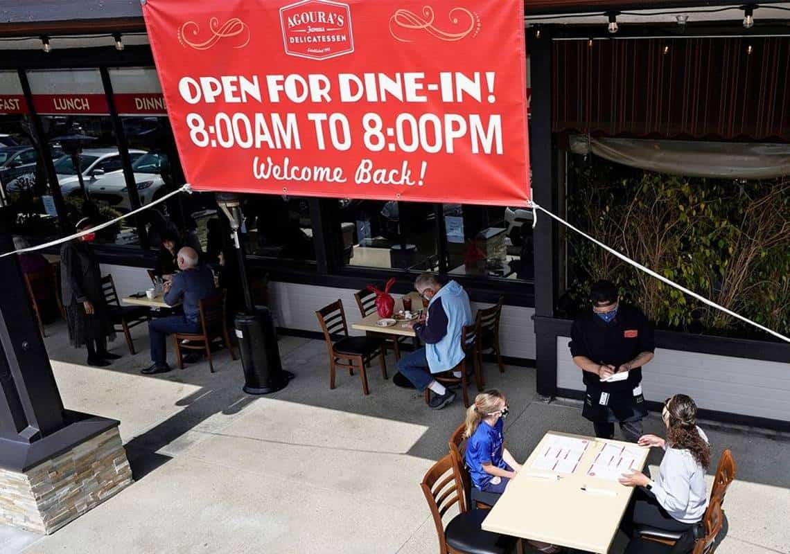 תושבי לוס אנג'לס נושמים לרווחה: מסעדות, בתי קולנוע וחדרי כושר חידשו את פעילותם