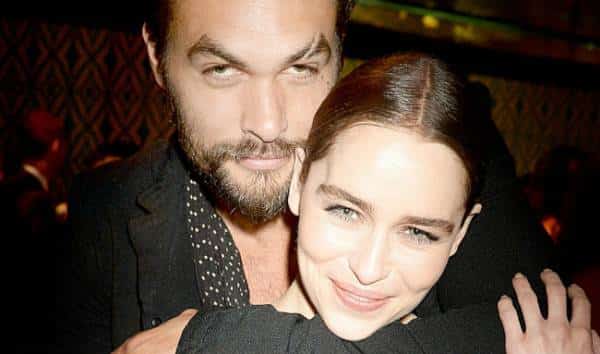 דרוגו וחאליסי ב"ריקוד מושחת": אמיליה קלארק וג'ייסון מומואה משחזרים את סצנת ההרמה באגם