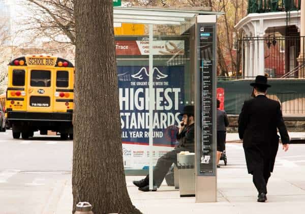 חרדי הותקף באלימות ברחובות ברוקלין, חיפושים נרחבים אחר שלושת החשודים