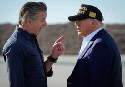 הממשל הפדרלי תובע את קליפורניה בטענה למדיניות "משפילה" נגד נערות