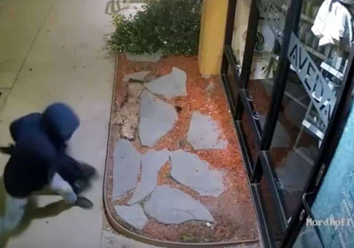 תעלומה בלוס אנג'לס: מי עומד מאחורי יותר מ-60 פריצות לבתי עסק ברחבי הוואלי?