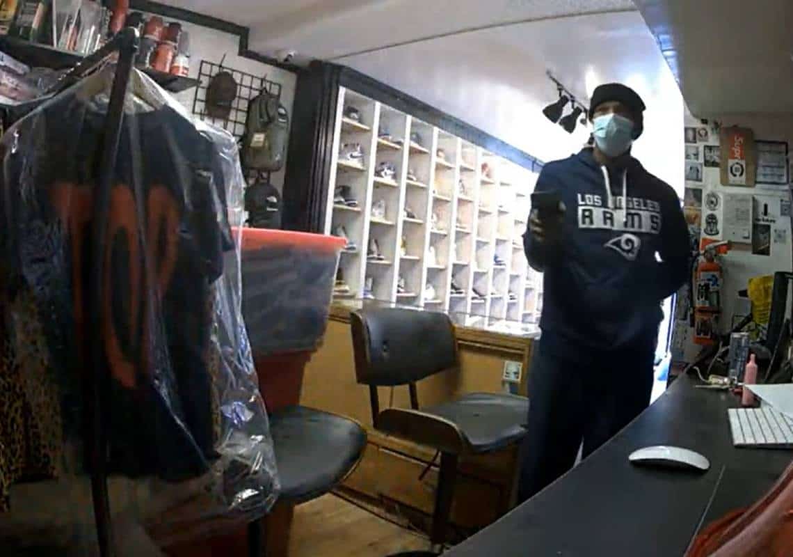 לאור יום ולעיני המצלמה: חמוש שדד חנות בשד' מלרוז בלוס אנג'לס