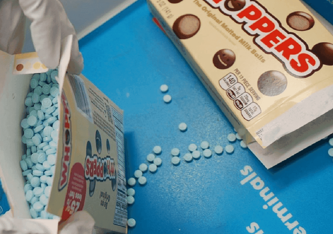 לוס אנג'לס: אלפי כדורי פנטניל בתוך אריזות ממתקים אותרו בשדה התעופה הבינלאומי