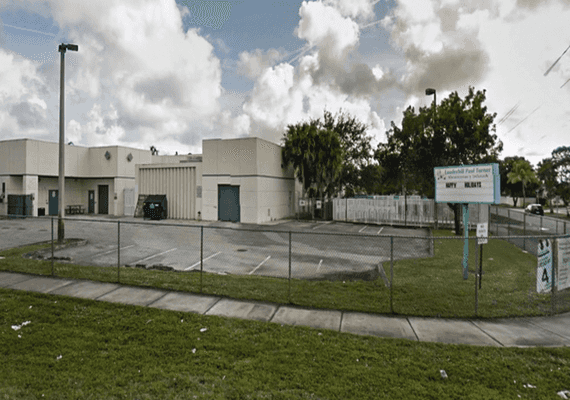 פלורידה: ילד בן 9 נעצר לאחר שהגיע לבית הספר עם אקדח ואיים על חבריו