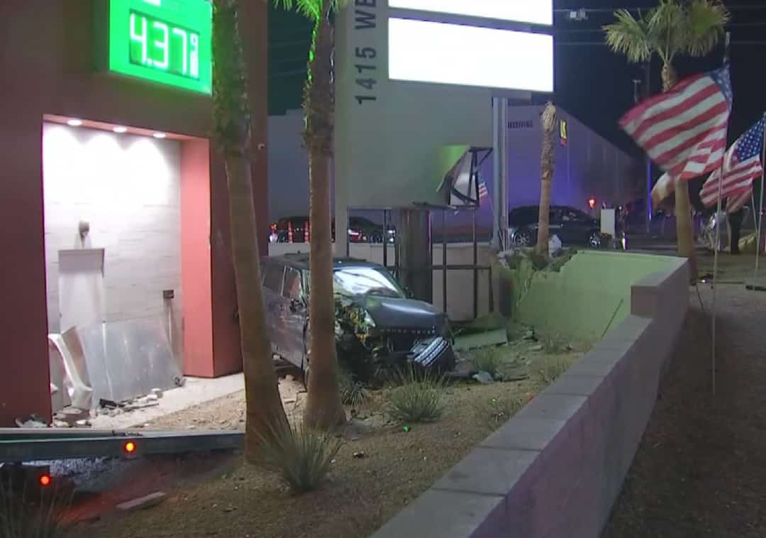 חשד ל-DUI בלאס וגאס: נהג איבד שליטה, פגע במכונית והתנגש בתחנת דלק