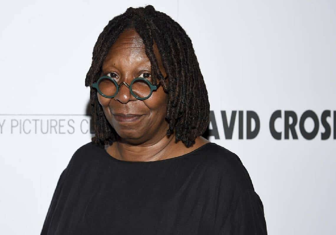 וופי גולדברג מסתבכת: ״השואה לא קשורה לגזע״