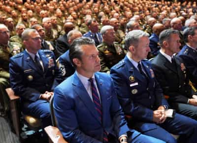 הגסת: אין יותר גברים בשמלות — שר ההגנה מכריז על סוף התרבות ה-ווק בצבא האמריקאי