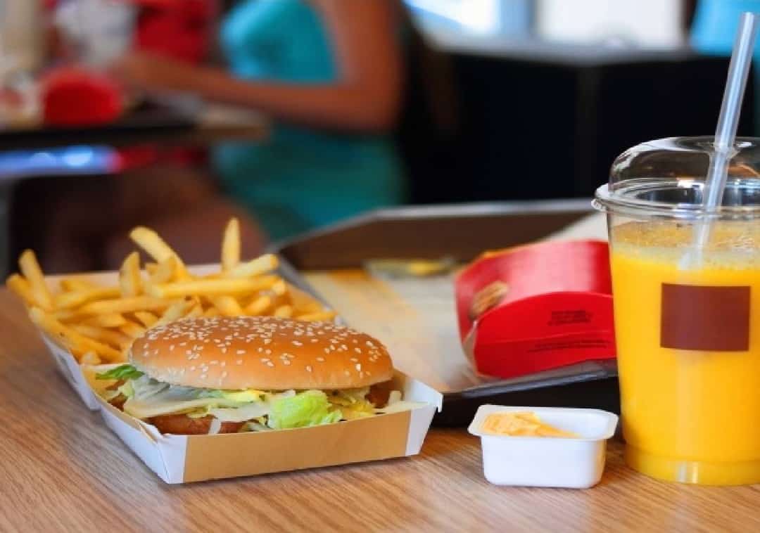 אלה המאכלים שיש להימנע מהם ושיזיקו לעור פנים שלכם