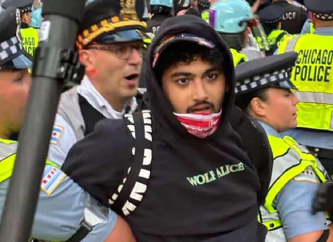 צפו: עשרות מפגינים נעצרו  ליד הקונסוליה של ישראל בשיקגו 