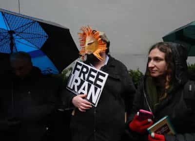 מגילת אסתר מול האויב הפרסי: יהודים בניו יורק חגגו את פורים מול הקונסוליה האיראנית