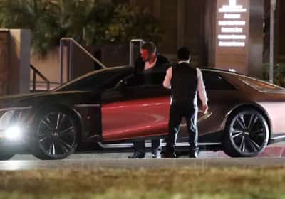 לא חסך על עצמו: בן אפלק נצפה עם מכונית חשמלית בשווי יותר מ-400 אלף דולר