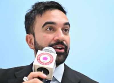 יום בחירות לוהט בניו יורק: סוציאליסט צעיר מאיים להביס את המושל לשעבר ב 40 מעלות צלזיוס