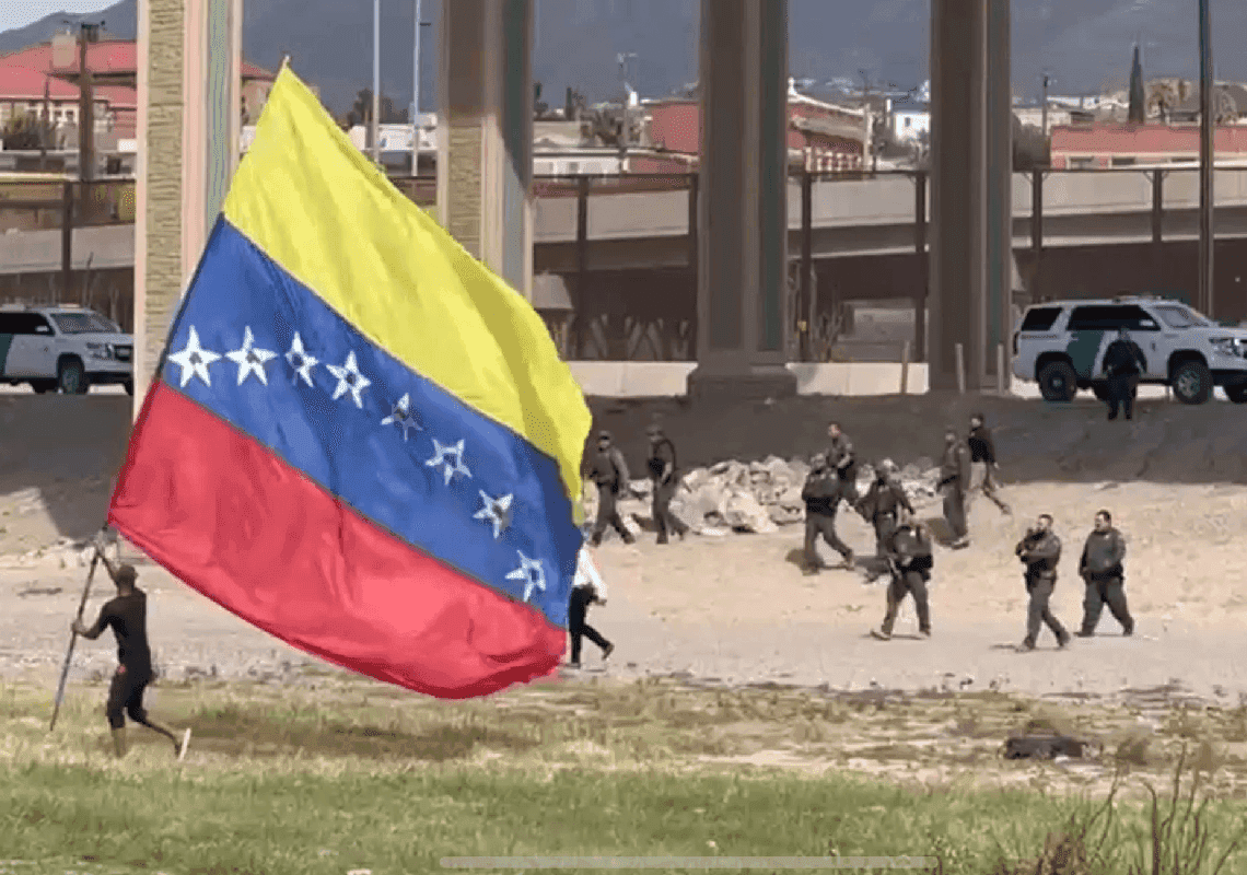 משבר הגבול: קבוצה של מהגרים חצתה לארה"ב - התפרעה ותקפה אנשי ביטחון 