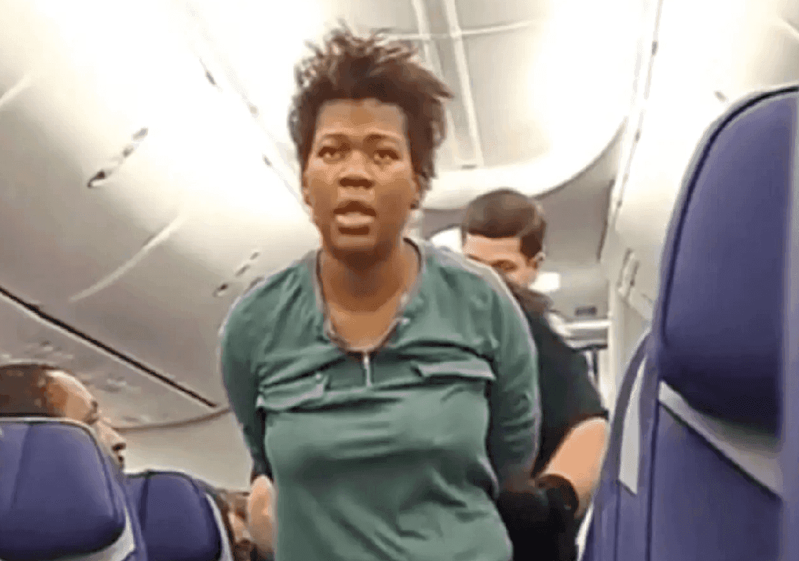 "ישו אמר לי לעשות את זה": אישה ניסתה לפתוח את דלת המטוס - ונשכה נוסעת אחרת