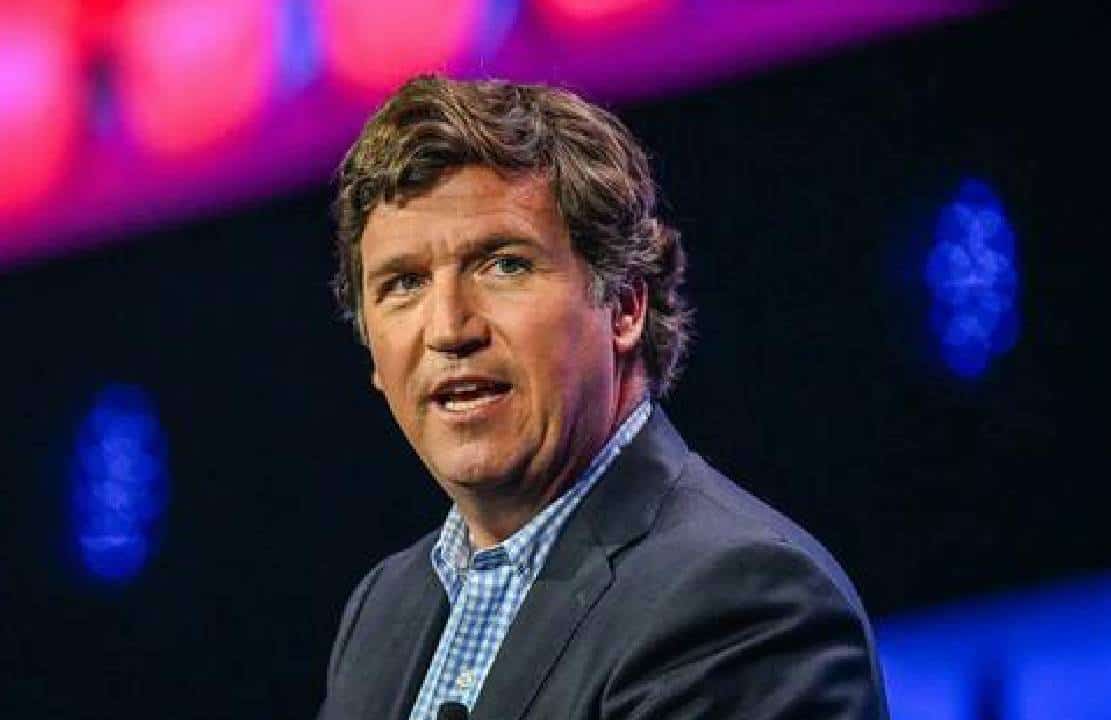 ‏טאקר קרלסון שלח משאיות עם הכיתוב "התקשורת התאגידית מתה" למשרדי רשתות החדשות הגדולות