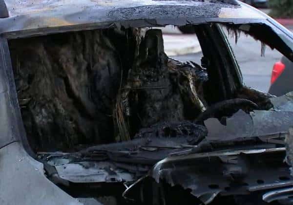 תעלומה בדרום קליפורניה: מי הצית מכוניות בבית מלון וגרם לפינוי המוני?