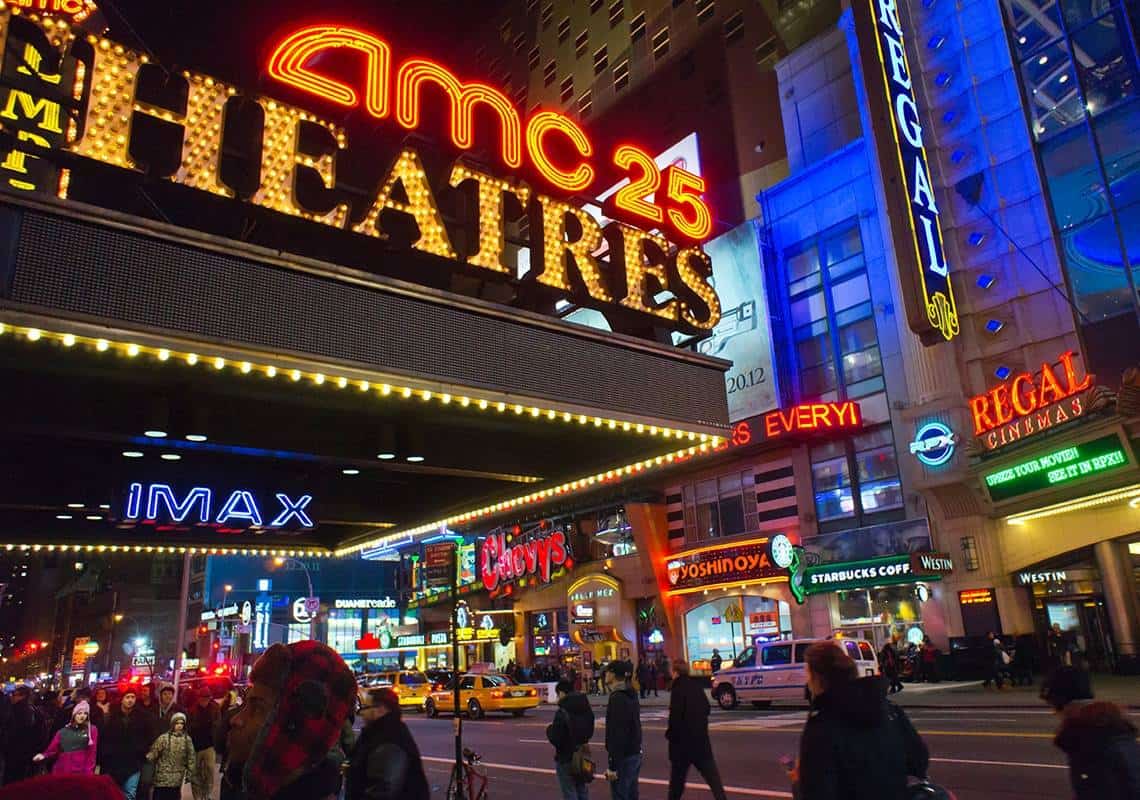 צעד משמעותי לעבר החזרה לשגרה בניו יורק: בתי הקולנוע נפתחים מחדש